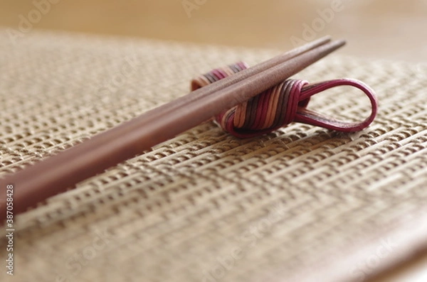 Obraz 和風のランチョンマットに置かれた箸と箸置き