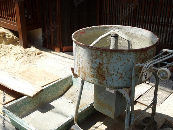 Fototapeta 工事現場の手動式コンクリートミキサー