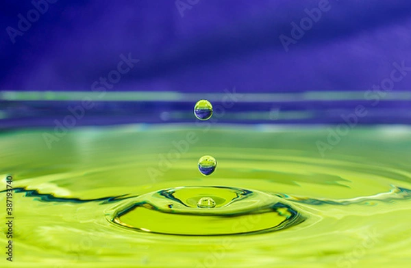 Obraz Beautiful reflection of water droplets