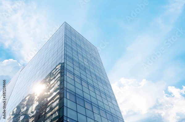 Obraz Prédio visto de baixo com céu azul com nuvens