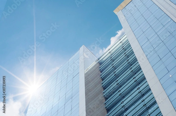 Fototapeta Prédio visto de baixo com céu azul com nuvens