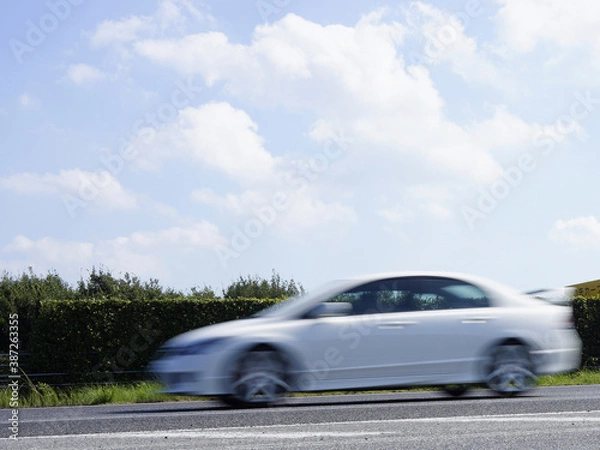 Fototapeta 高速道路を走る乗用車