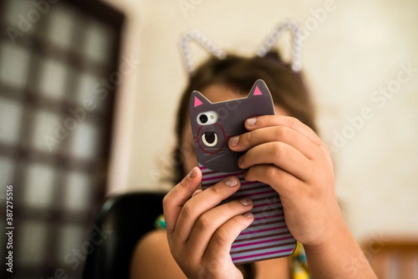 Obraz Olhando no celular