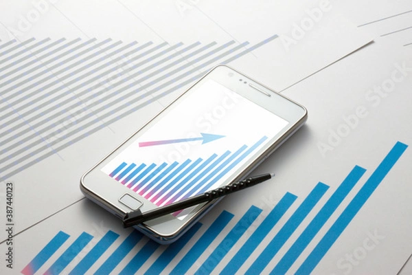 Fototapeta スマートフォンとグラフ資料