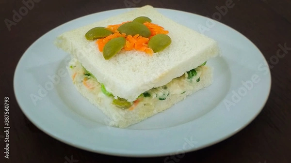 Obraz Delicioso Sanduiche Natural no prato. Feito com Azeitonas, cenoura, maionese e alface. Lanche Natural.