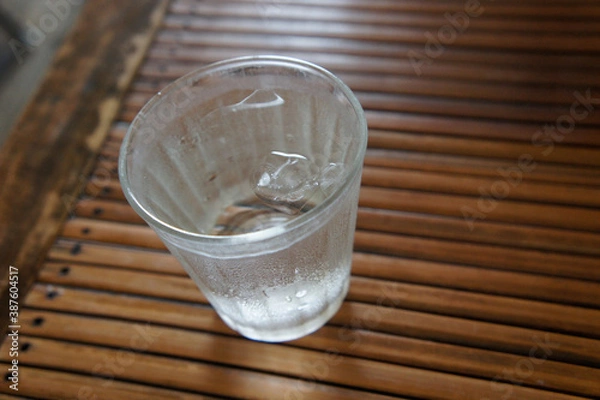 Obraz 水の入ったグラスとアジア風のテーブル