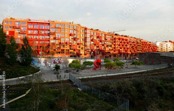 Fototapeta Häuserzeile in charakteristischem Rot am Lokdepot in Berlin Schöneberg 

