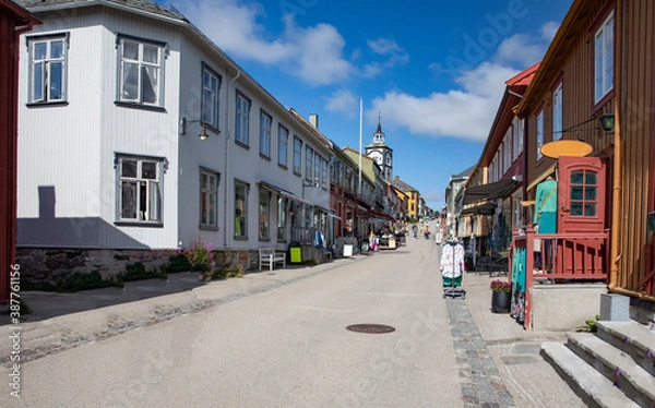 Fototapeta Walk in the streets of Røros, World Heritage city and old copper mining city