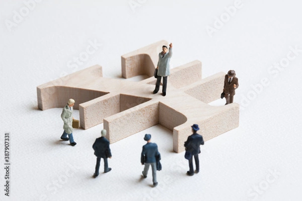 Fototapeta 円マークとビジネスマンのミニチュア