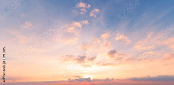 Fototapeta 4K Aerial Tine Fain of Cloud z tłem Sunset Sky w Tajlandii, Cloudscape TEME TOTE TOTE Ciemne Czerwone Purs Sunset Sky Nature Tło, Sunset in the Clouds