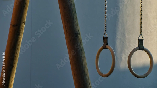 Obraz Ringe und Pfähle auf einem Kinderspielplatz