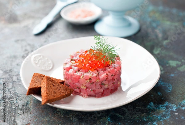 Obraz Tuna tartare with salmon caviar, pickled cucumbers, dill and rye bread, selective focus