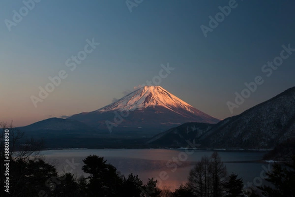 Fototapeta 本栖湖からの夕日を浴びる富士山