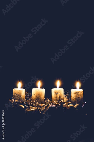 Obraz koncepcja adwentu z płonącymi świecami