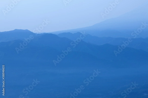Fototapeta 櫛形山からの朝もやの富士山