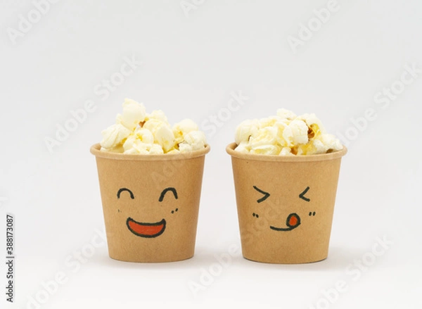 Fototapeta 顔が描かれた紙コップにはいったポップコーン
