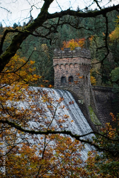Obraz Derwent reservoir in the Peak District UK with vibrant fall colours