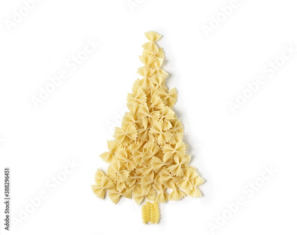 Obraz Choinka wykonana z surowego włoskiego makaronu na białym tle na białym tle. Koncepcja ferii zimowych
