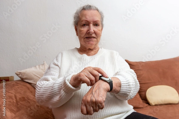 Obraz an old lady points to her emergency number button