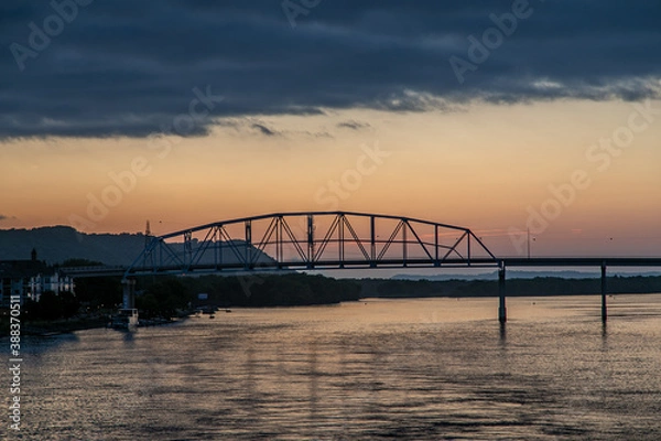 Fototapeta The Wabasha Nelson Truss Bridge Over the Mississippi River at Dusk