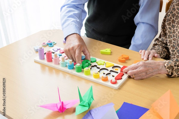 Fototapeta 作業療法でリハビリする老人