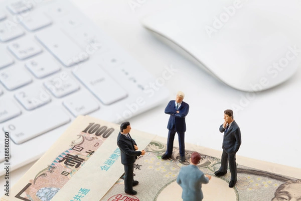 Fototapeta 投資を考えるビジネスマンのフィギア