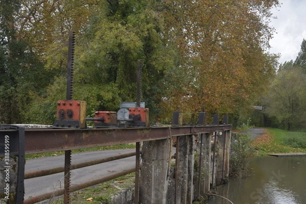 Obraz Sluce gate over the river