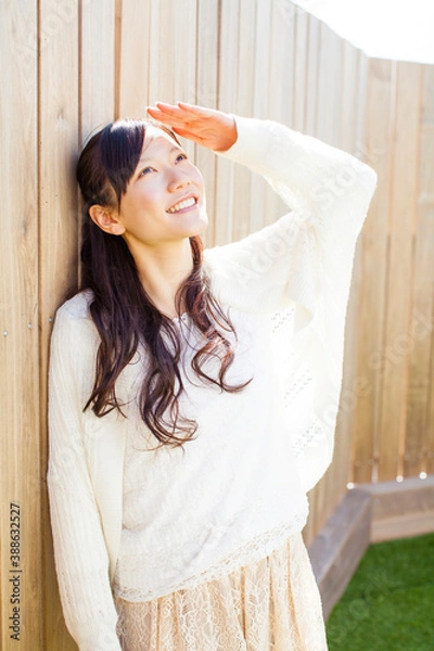 Fototapeta 壁にもたれている女性