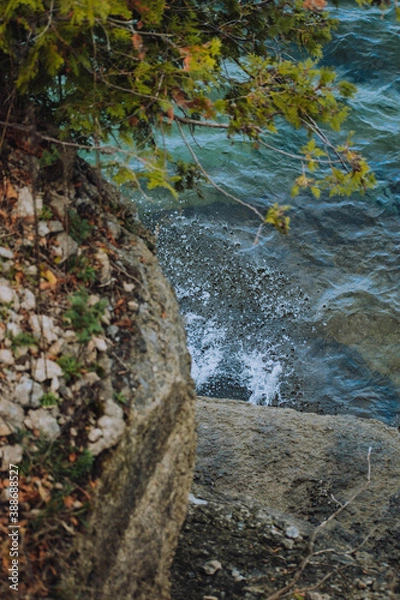 Fototapeta rocks with water slamming in