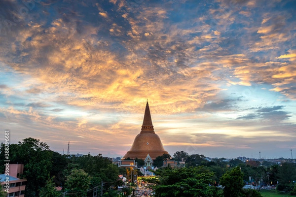 Obraz Phra Pathom Chedi with beautiful sunset in Nakhon Pathom, Thailand. Phra Pathommachedi is the tallest stupa in Thailand.