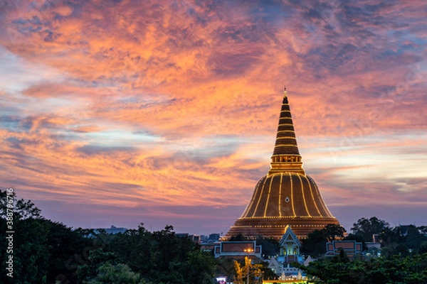 Obraz Phra Pathom Chedi with beautiful sunset in Nakhon Pathom, Thailand. Phra Pathommachedi is the tallest stupa in Thailand.