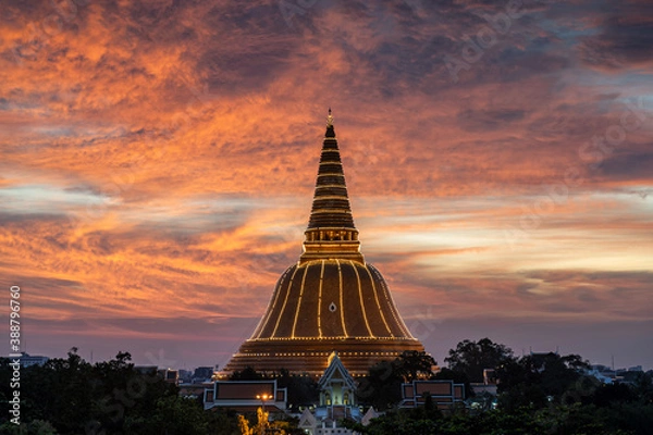 Obraz Phra Pathom Chedi with beautiful sunset in Nakhon Pathom, Thailand. Phra Pathommachedi is the tallest stupa in Thailand.