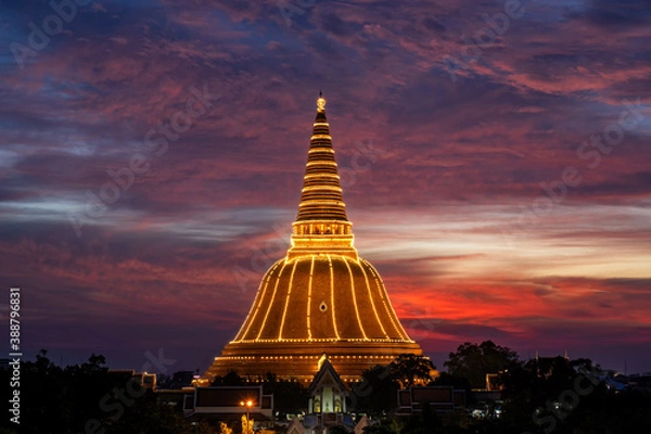 Obraz Phra Pathom Chedi with beautiful sunset in Nakhon Pathom, Thailand. Phra Pathommachedi is the tallest stupa in Thailand.