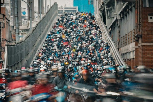 Fototapeta Motocykle zjeżdżają z mostu Taipei w godzinach szczytu rano