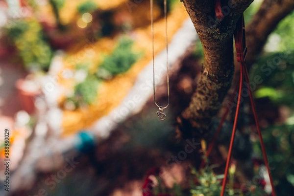 Obraz Złoty łańcuch na drzewie