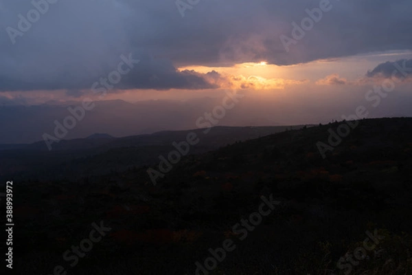 Fototapeta 美しい山の夕焼け