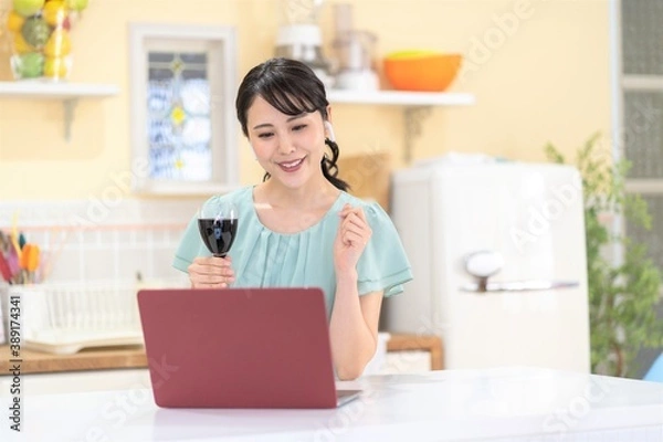 Fototapeta キッチン　オンライン　飲み　女性　