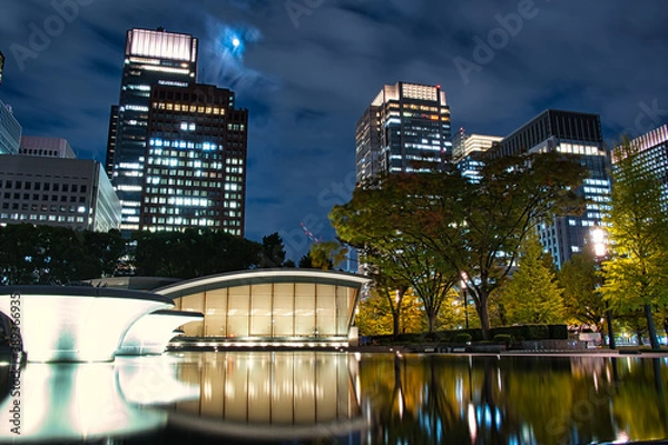Fototapeta 和田倉 噴水公園レストランと丸の内の高層ビル