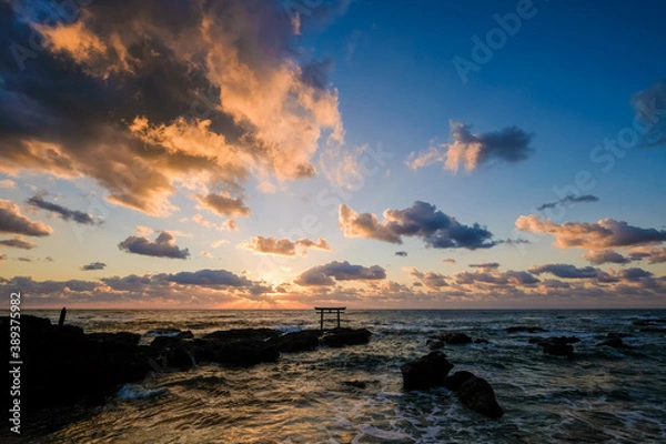 Fototapeta 茨城県東茨城郡大洗町の海にある鳥居と朝焼け