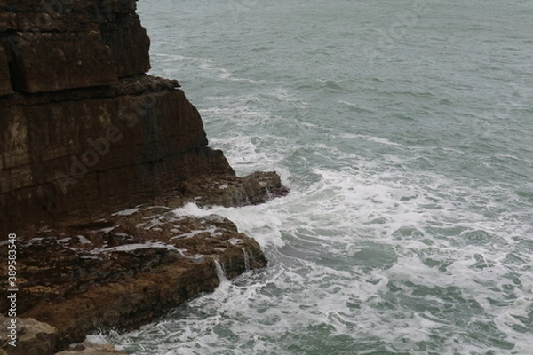 Fototapeta waves crashing on rocks