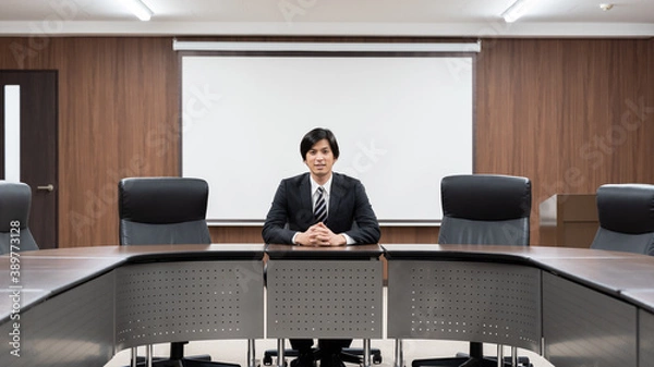 Fototapeta 会議室でリラックスするビジネスマン