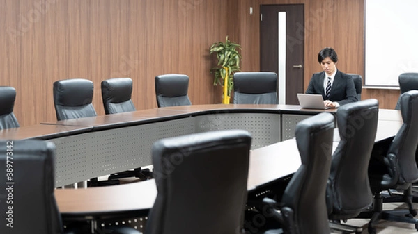 Fototapeta 会議室で仕事をするビジネスマン