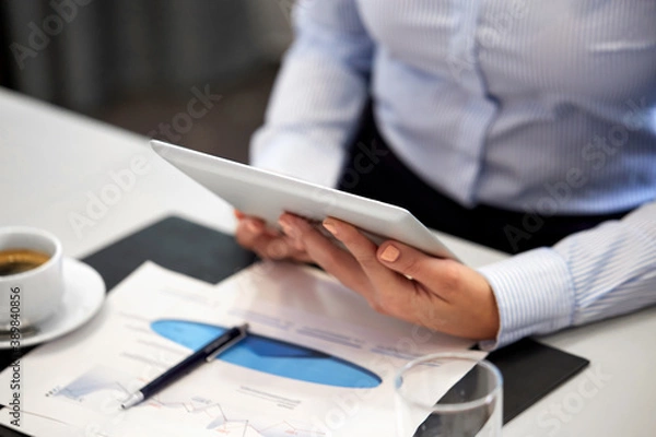 Obraz ludzie, technologia i koncepcja korporacyjna - zamknąć interesu z komputera typu tablet w biurze