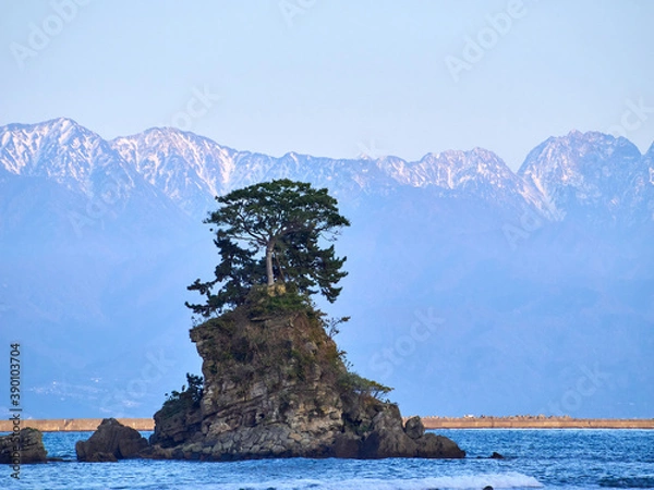 Obraz 秋、快晴の雨晴海岸から女岩と立山連峰を望む 富山県高岡市