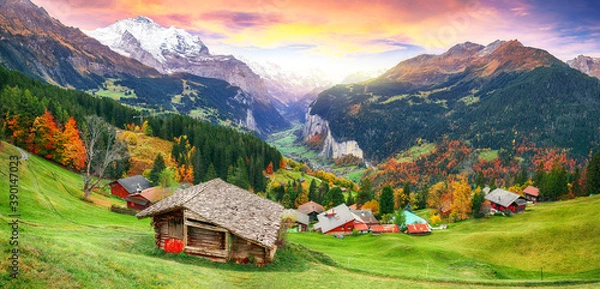 Obraz Malowniczy jesienny widok na malowniczą alpejską wioskę Wengen i dolinę Lauterbrunnen