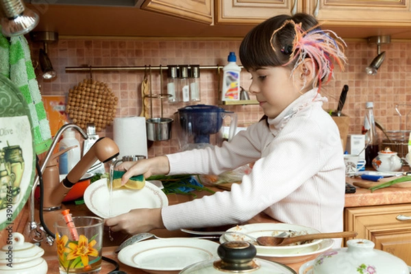 Fototapeta Девочка на кухне моет посуду