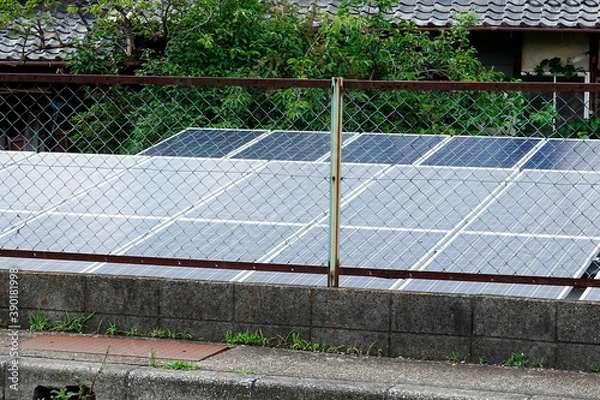 Fototapeta 民家の庭のソーラーパネル