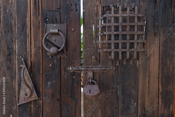 Obraz puerta con varias seguridades 