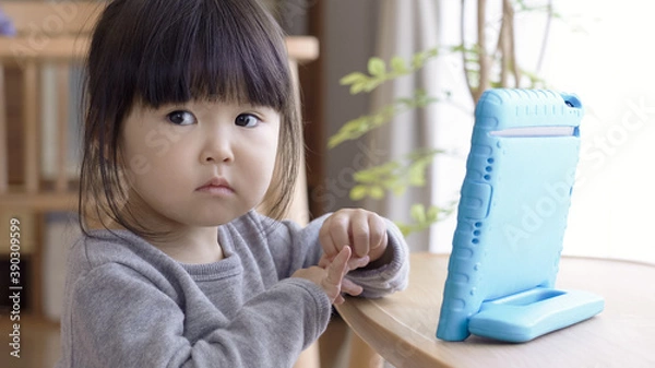 Fototapeta リビングでタブレットを見る子供