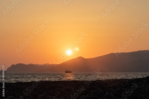 Fototapeta Vue de l'ile de santorini en Grèce depuis un bateau